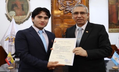 Montañas rocosas al atardecer