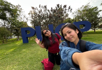 Montañas rocosas al atardecer