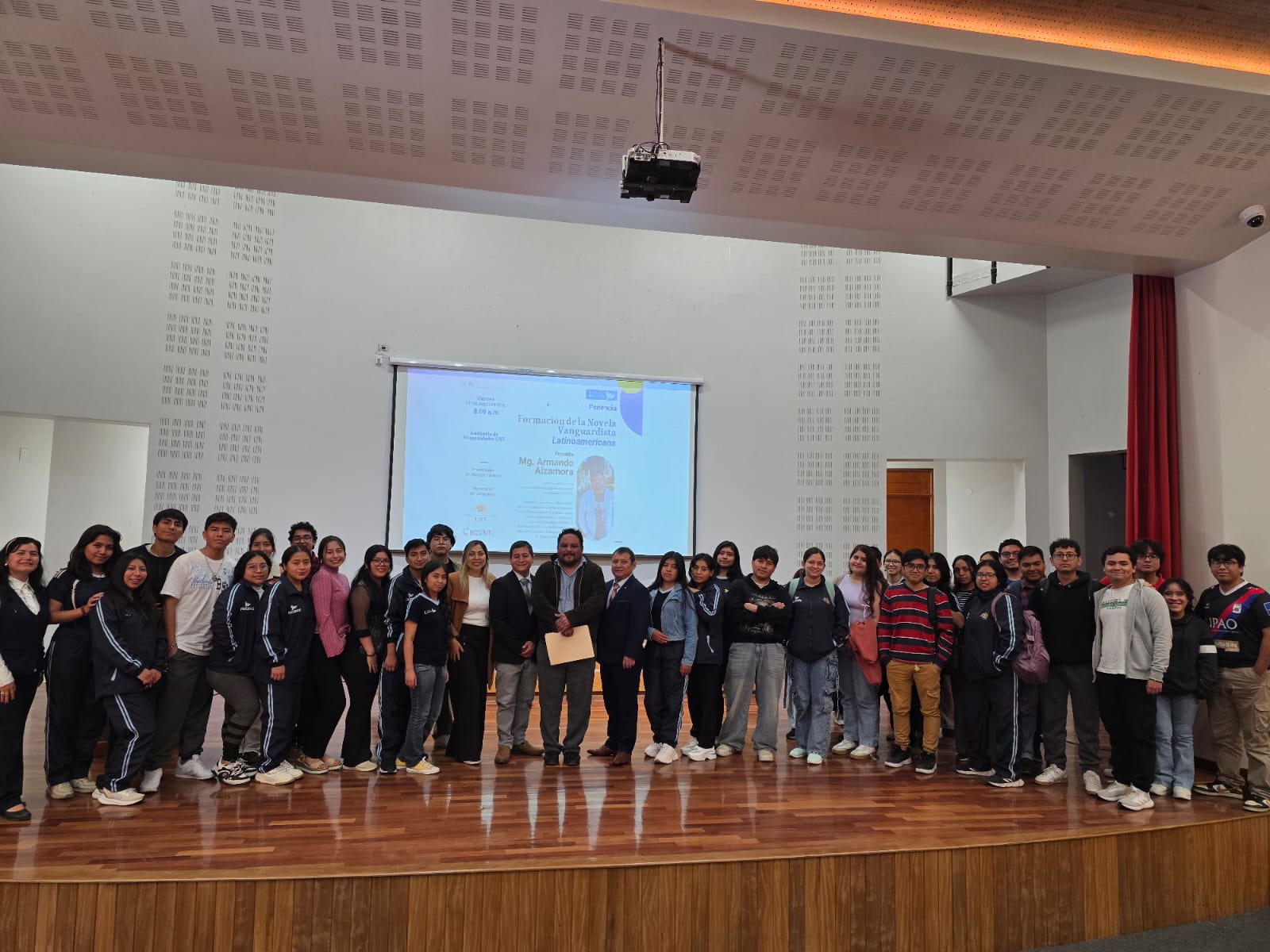 Montañas rocosas al atardecer