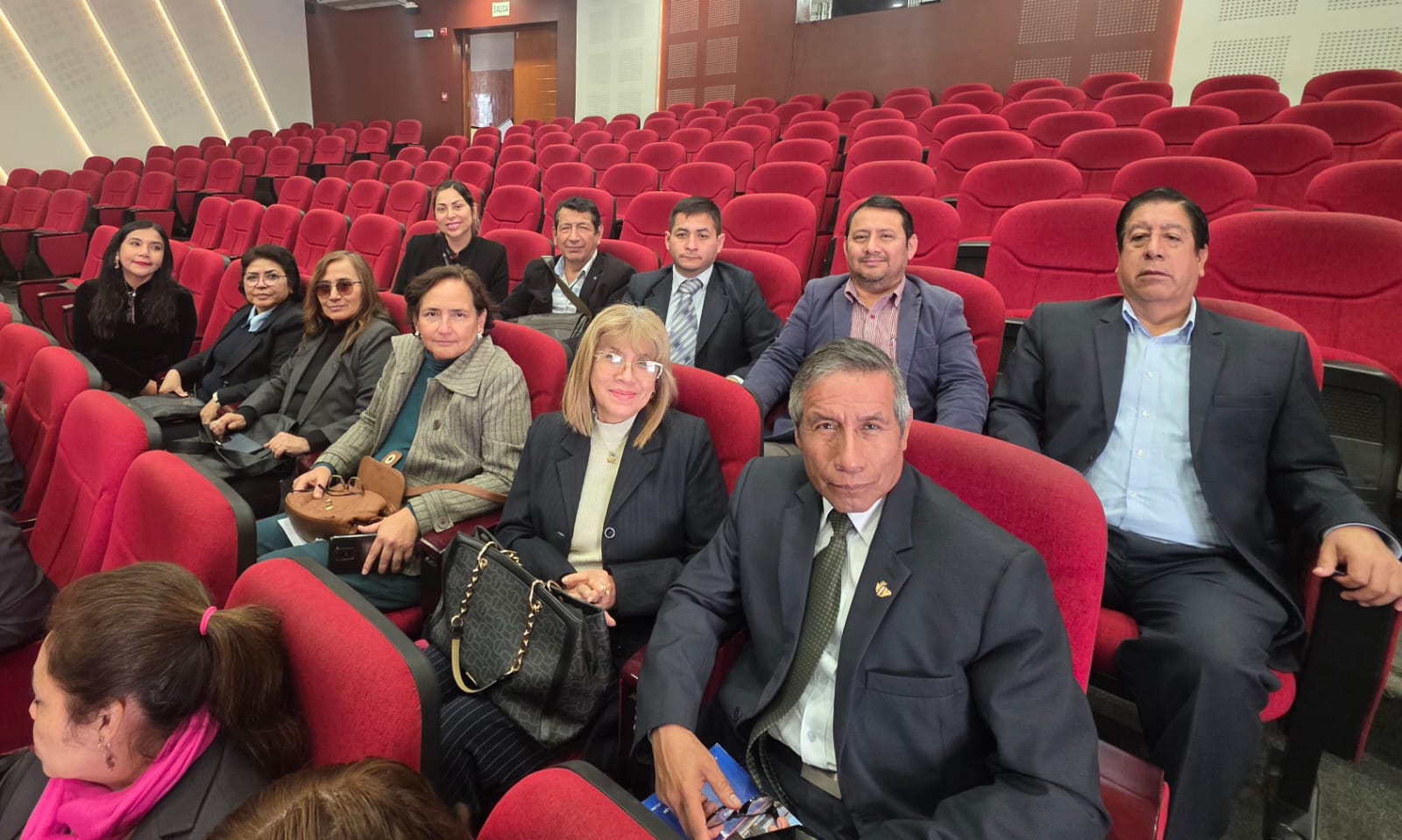 Montañas rocosas al atardecer