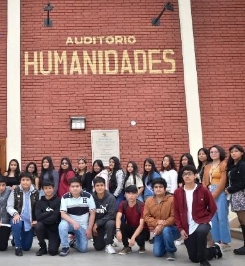 Paisaje de montaña con lago